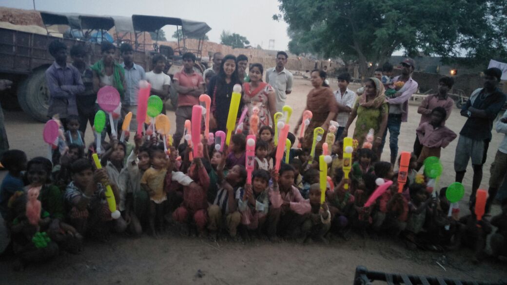 poonamarora661's tweet photo. #SaintDrGurmeetRamRahimJi_Initiative126
#ABlessingForLife 

@derasachasauda organization who never miss any chance to help others!
&amp;
Volunteers of @derasachasauda celebrate own child's birthday helping poor children! https://t.co/7t0VAvrJPt