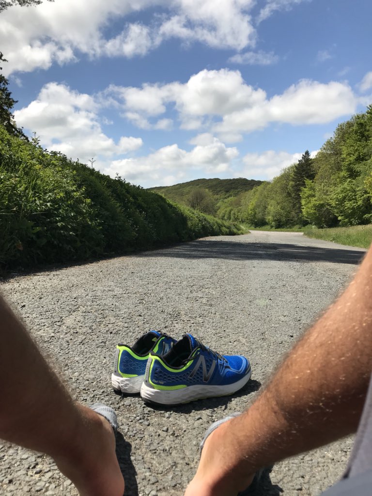 JOGLE_828's tweet photo. Mid run chill! Finally down to single figures now... 70 miles after today!! The Lands End sign will soon be in sight! @runr_uk @ashmei @MindCharity @RAFBF @NewBalanceUK @ForcesRadioBFBS @trailrunnermag @MensRunningUK https://t.co/uXJFHTyEND