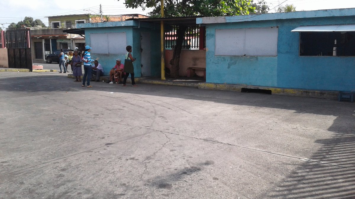 AFROTVB_Oficial's tweet photo. Rutas, San José, las mercedes, el delirio, Cumbo!, río chico,-Caracas, - Higerote  Sin transportes. @MinTransporteCo Terminal lleno de usuarios y usuarias y no hay unidades que los transladen. @HectoRodriguez https://t.co/AYD0ESTuKo