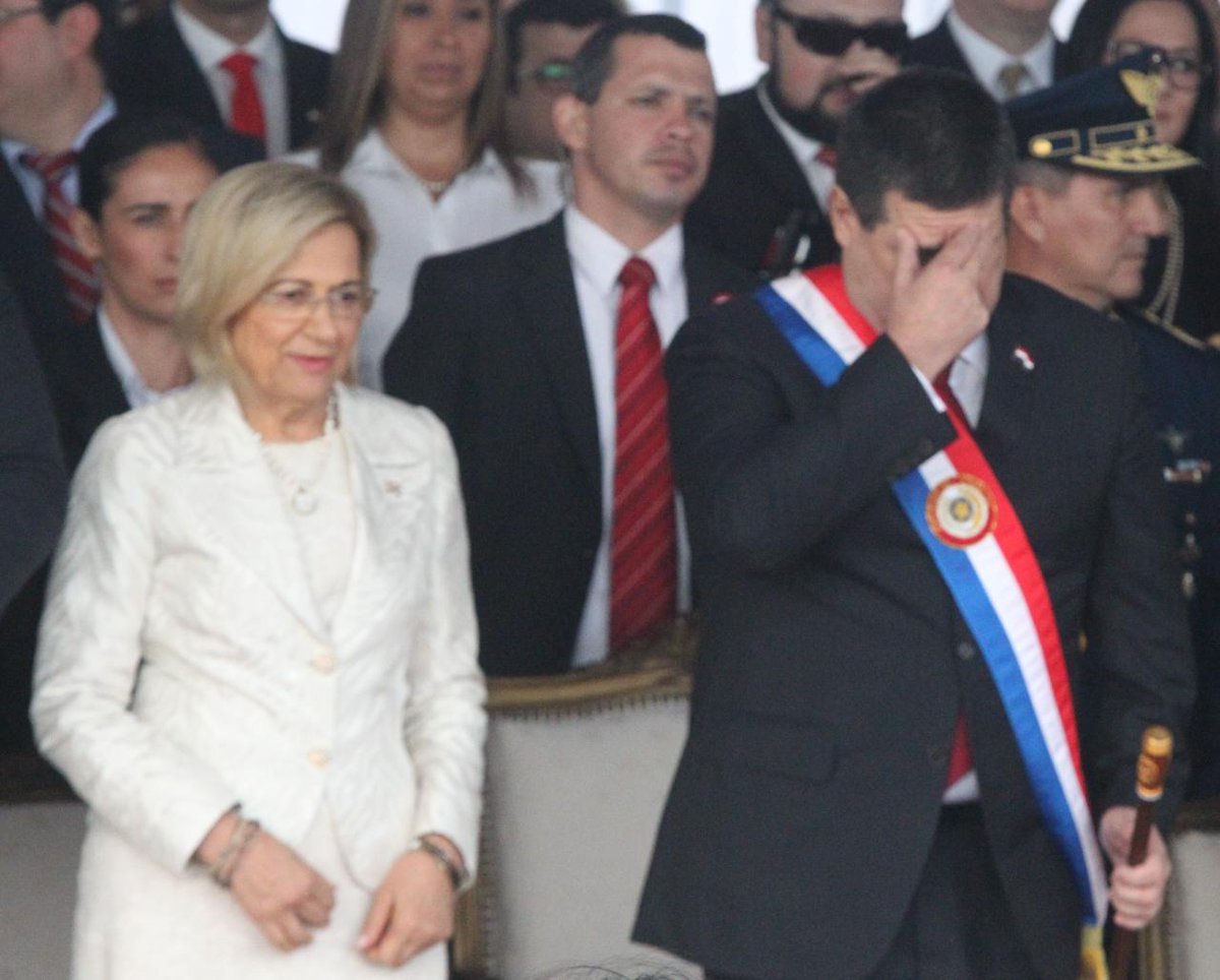 ABCDigital's tweet photo. ¿Cansado o preocupado? ¿En qué piensa el presidente Cartes?

Así estuvo el actual mandatario durante el desfile militar - policial en la Costanera de Asunción.

📷 @martaescurra, Jorge Cañete, ABC. https://t.co/E30T8RsJir