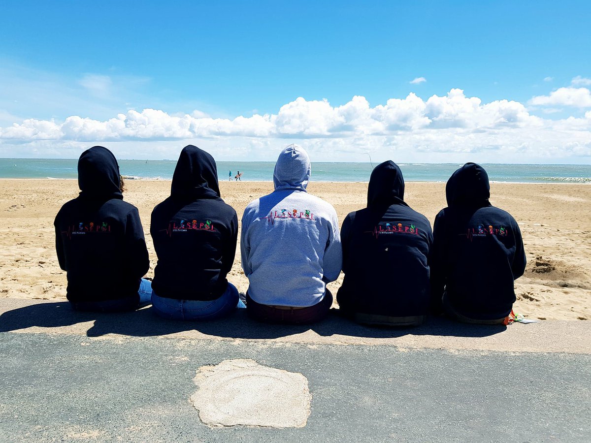Maxi_Camp_Fr's tweet photo. Merci à LASEPSI​ (IFSI POITIERS) pour leur commande de Sweats Fit Look Capuche à l'image de leur asso by Maximus Campus​👌
On attaque vos pulls de promo ! 🙃
En attendant, "chillez" bien en bord de plage, on s'occupe du reste ! 🤗😉
#chillandrelax #wedotherest #MaximusCampus https://t.co/bSnPS7s0Ac