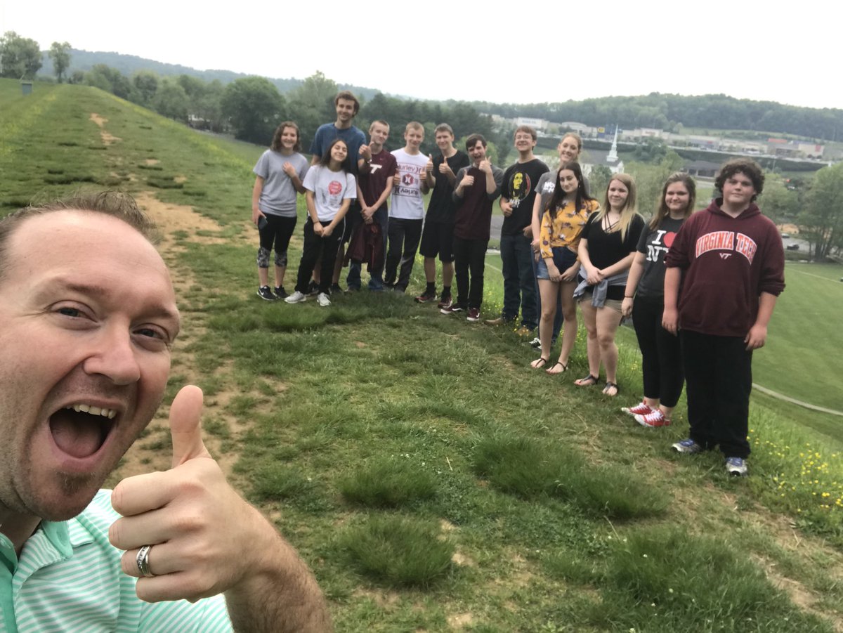 MrPearman's tweet image. Internet is down...so we took Biology class outside!

#GreatOutdoors
#ExtendLearning
#LearningOnTheFly