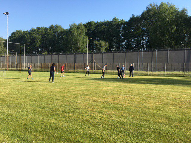 YolaWanders's tweet photo. Gedetineerden #TAVught voetballen met PIW’ers voor het goede doel. Gaaf toch? https://t.co/8fxblrP96C