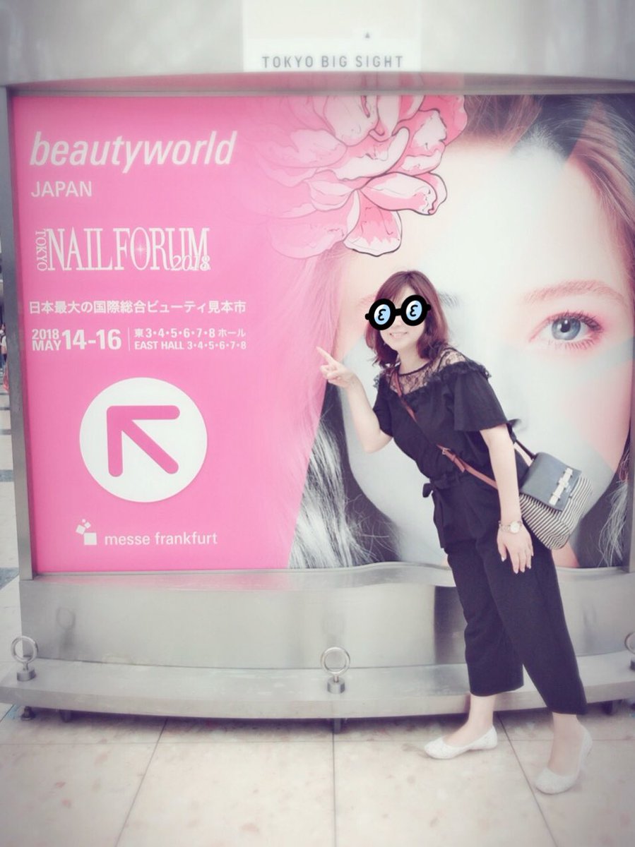 Twins_nail_'s tweet photo. 本日お店を閉めさせて頂き仕入れ&最新アートを見たり体験してきました♡カラーやパーツやシール…いろいろ仕入れてきましたので、随時サンプル作っていきます!楽しみにお待ちください。
写真は大好きなageha先生と♡
偉大な先生なのに気さくに話してくれて感動
#twinsnail
#BWJ2018
#ageha先生 https://t.co/c90SuqDF5d