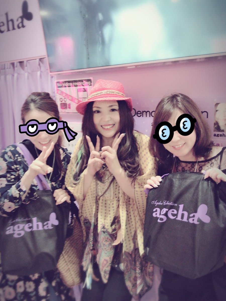 Twins_nail_'s tweet photo. 本日お店を閉めさせて頂き仕入れ&最新アートを見たり体験してきました♡カラーやパーツやシール…いろいろ仕入れてきましたので、随時サンプル作っていきます!楽しみにお待ちください。
写真は大好きなageha先生と♡
偉大な先生なのに気さくに話してくれて感動
#twinsnail
#BWJ2018
#ageha先生 https://t.co/c90SuqDF5d