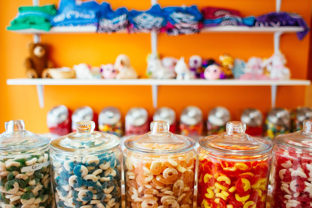 KeeneState_'s tweet photo. Hey Future Owls: Have you explored downtown Keene, NH? #yourKSCbackyard is chock-full of locally owned shops, like @LIScandystore. Here, all your sweet-tooth cravings will be met with 150 jars of candy to choose from, plus homemade cupcakes, handmade fudge and much, much more! https://t.co/HBdBBaNFfY