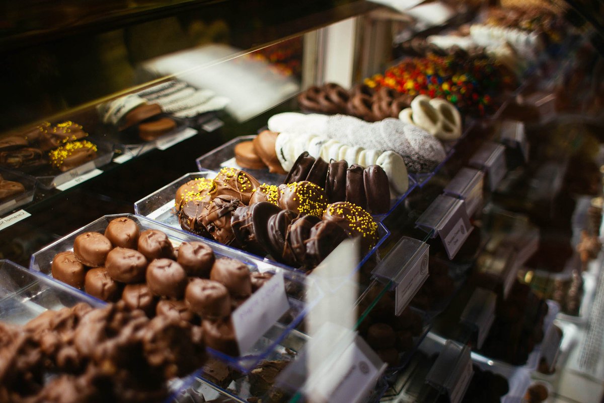 KeeneState_'s tweet photo. Hey Future Owls: Have you explored downtown Keene, NH? #yourKSCbackyard is chock-full of locally owned shops, like @LIScandystore. Here, all your sweet-tooth cravings will be met with 150 jars of candy to choose from, plus homemade cupcakes, handmade fudge and much, much more! https://t.co/HBdBBaNFfY