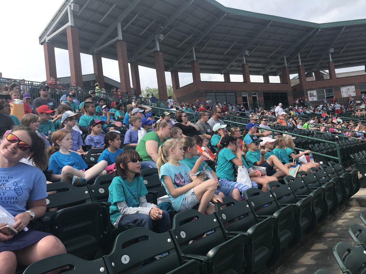 NorthCoveElem's tweet photo. Go #HickoryCrawdads! @McDowell590 @NorthCoveElem #NCELovesToRead #ARRewardDay https://t.co/F4Ot1HcPvk