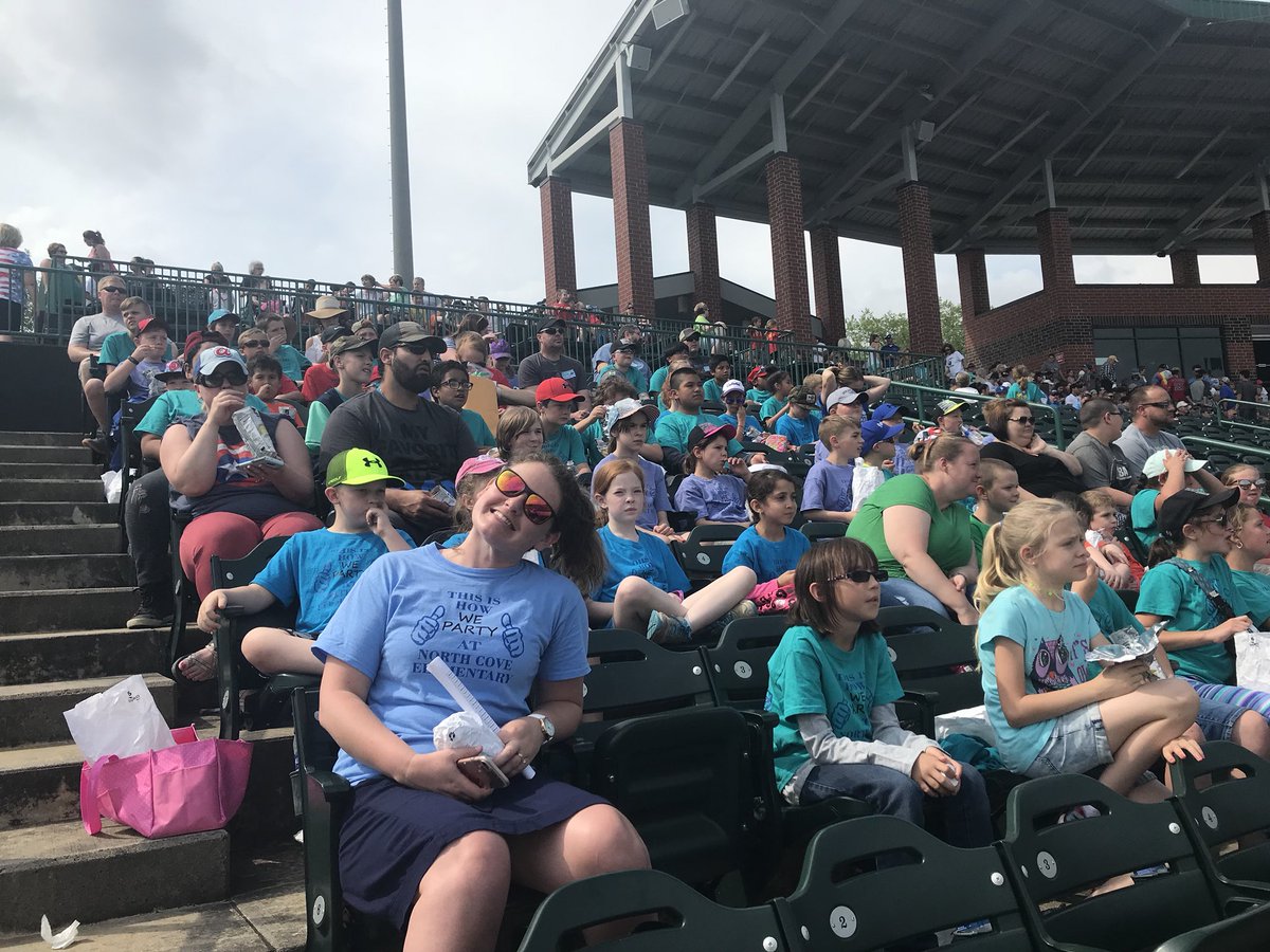 NorthCoveElem's tweet photo. Go #HickoryCrawdads! @McDowell590 @NorthCoveElem #NCELovesToRead #ARRewardDay https://t.co/F4Ot1HcPvk