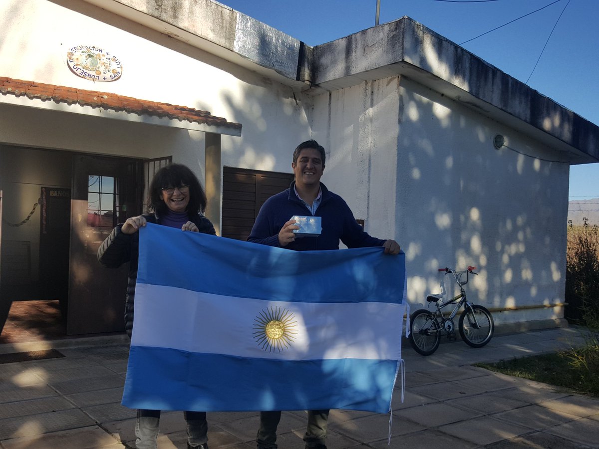 Gracias Senador <a href="/claudiojpoggi/">Claudio Javier Poggi</a> por las Banderas de Ceremonia que nos hizo llegar a las Escuelas Rurales  del Depto.Pringles