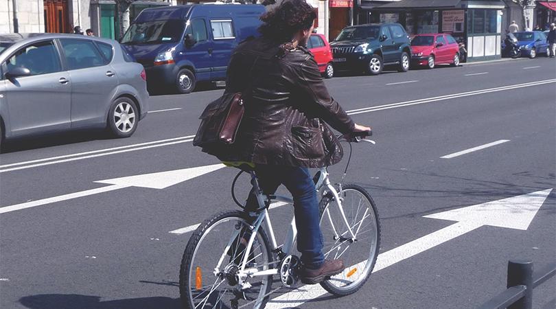 Amigx ciclista, puedes ser veranista, puedes ser invernista, pero nunca nunca puedes ser veredista ✌️
#FelizMartes 
#ViveLaBici 
#PedaleaxlaCalle 
#SomosTráfico