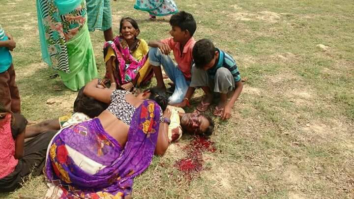 Prashangkp's tweet photo. थाना गगहा, गोरखपुर पुलिस ने #दलितों पर चलाई गोलियां..
ग्राम समाज की जमीन कब्जा कर रहे प्रधान समर्थको का विरोध करने पर पुलिस ने पीटा, पुलिसिया अन्याय के खिलाफ लोगो ने थाना घेरा, और पुलिस ने लाठीचार्ज से पहले गोलियां चलाई..
#NationalHumainRight
#sc_st_commission
@yadavakhilesh https://t.co/LwSFn7js5d