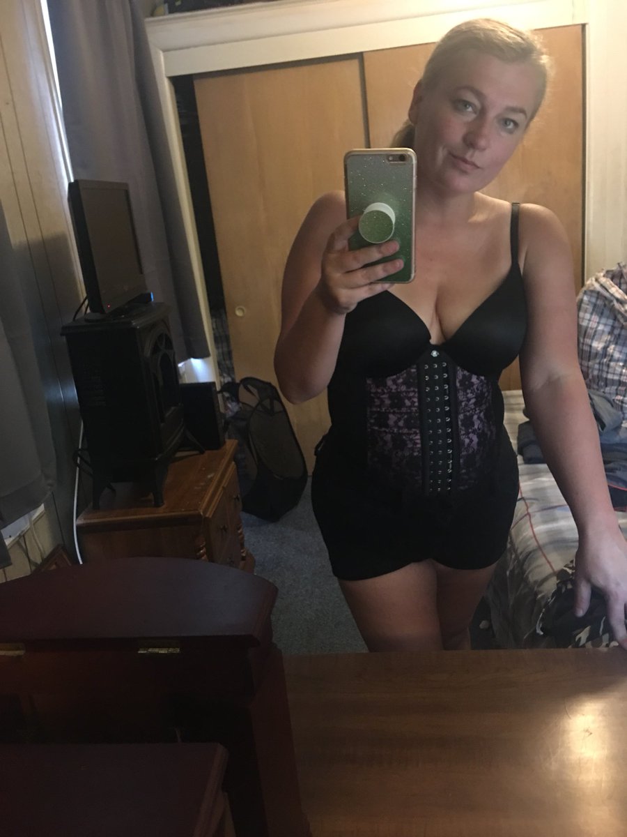 jayquellin31's tweet photo. No Iโm trying to be cute no Iโm being weird yes I know Iโm not perfect. But Iโm damn proud I couldnโt even hook one hook of this corset a year ago. #transform #weightloss #71lbsdown #NotDoneYet https://t.co/v1gpEa3wZM