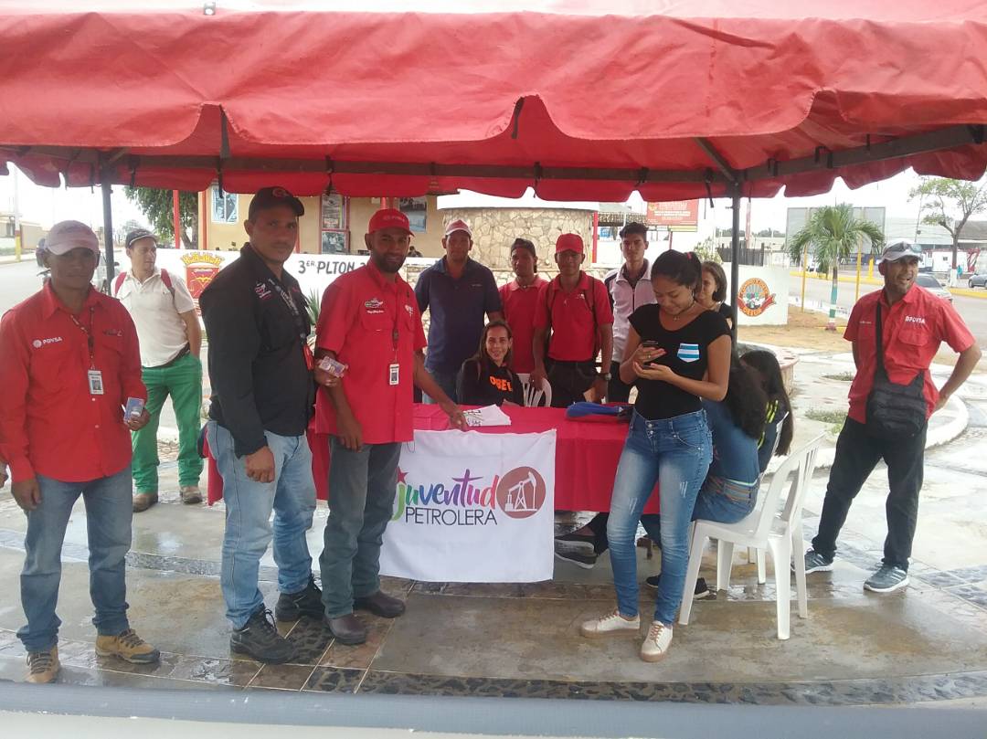 FNJPetrolera's tweet photo. El @FNJPetrolera Anzoátegui sur continúa en la actividad de carnetización para garantizar la Victoria perfecta este 20 de Mayo. 
 #JuventudPetroleraConMaduro https://t.co/iDB1Ld61Sg