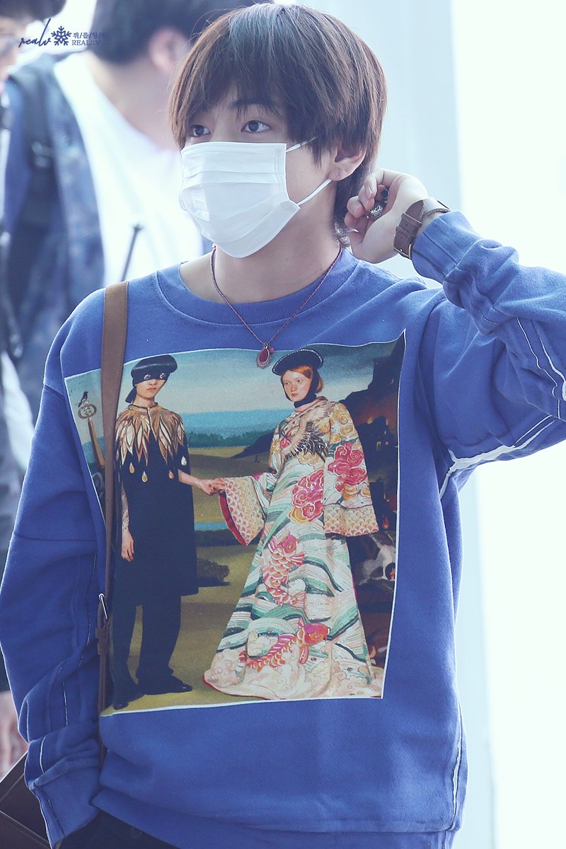 REALV1230's tweet photo. 180514 인천공항출국 고화질

김형제 ... 미모 무엇 

#iVoteBTSBBMAs
 #뷔 #V #태형 #김태형 #태태  #방탄소년단 #BTS @BTS_twt https://t.co/6mkzwj23Ei