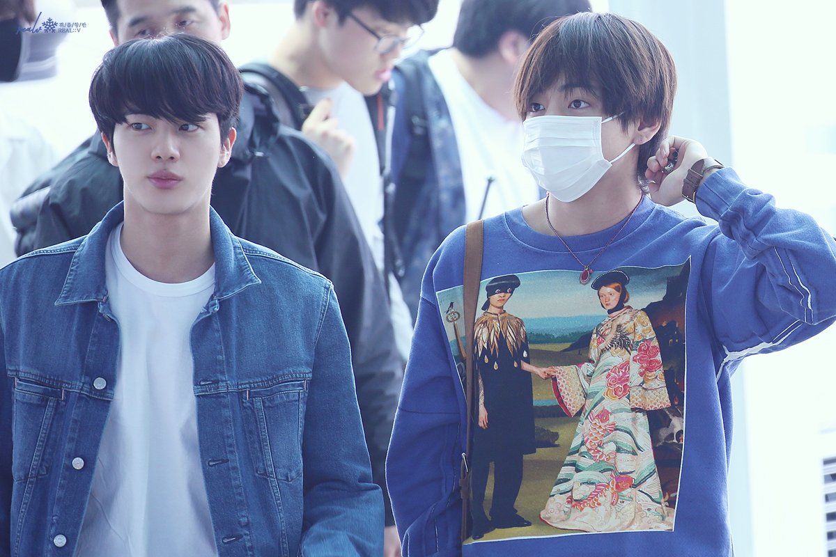REALV1230's tweet photo. 180514 인천공항출국 고화질

김형제 ... 미모 무엇 

#iVoteBTSBBMAs
 #뷔 #V #태형 #김태형 #태태  #방탄소년단 #BTS @BTS_twt https://t.co/6mkzwj23Ei