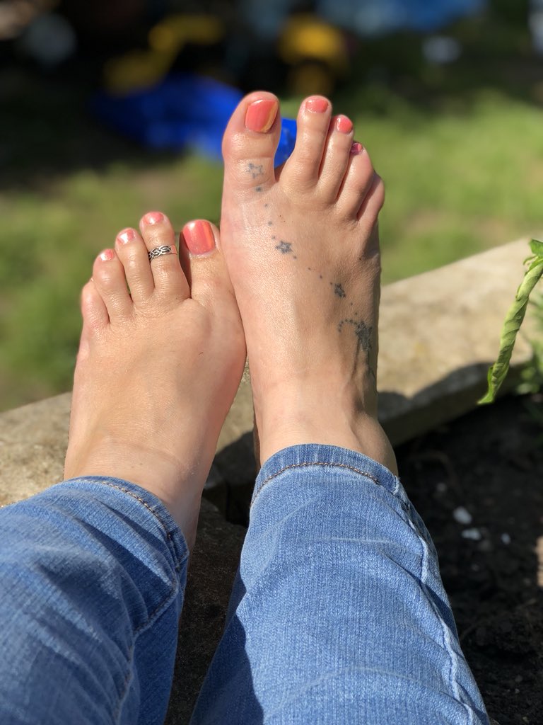 mrsbluemoon8's tweet photo. Fingers and toes #preened and ready for a girls weekend in Madrid!!! #girlsweekend #madrid #noboysallowed #preenyourself @preenyourself https://t.co/qvDKYk2WPE