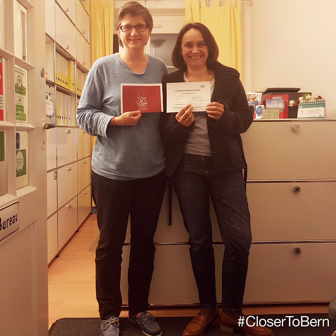 🎉 Zwei lachende Gesichter😊 🎉 Regine Strauss und Martina Kellerhals aus Luxemburg zeigen ihre wohlverdiente Überraschung - einen Direktbucher-Gutschein der Hotel-Pension Marthahaus. ✅📞🌐📧👥 Direkt buchen und jubeln: closertobern.ch | #BERNHotels #CloserToBern