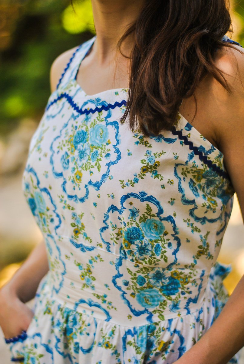Such a darling floral wreath print on this #1940s day dress! Fits like a size M/L. bit.ly/2rJgG3D