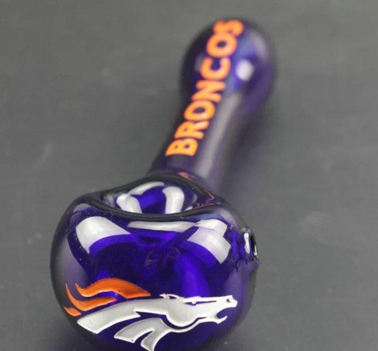creatorxhef's tweet photo. Is your friend graduating from Bush hs?? Then they’re probably a stoner and a great grad gift to give any stoner is a bronco pipe! Order now in time to get it by their June 2nd graduation! https://t.co/3kPGjoVvAS #plugoutlet #bushhs #drcrear #fortbend TAG A FELLOW BRONCO! https://t.co/RFdBv3RAf1