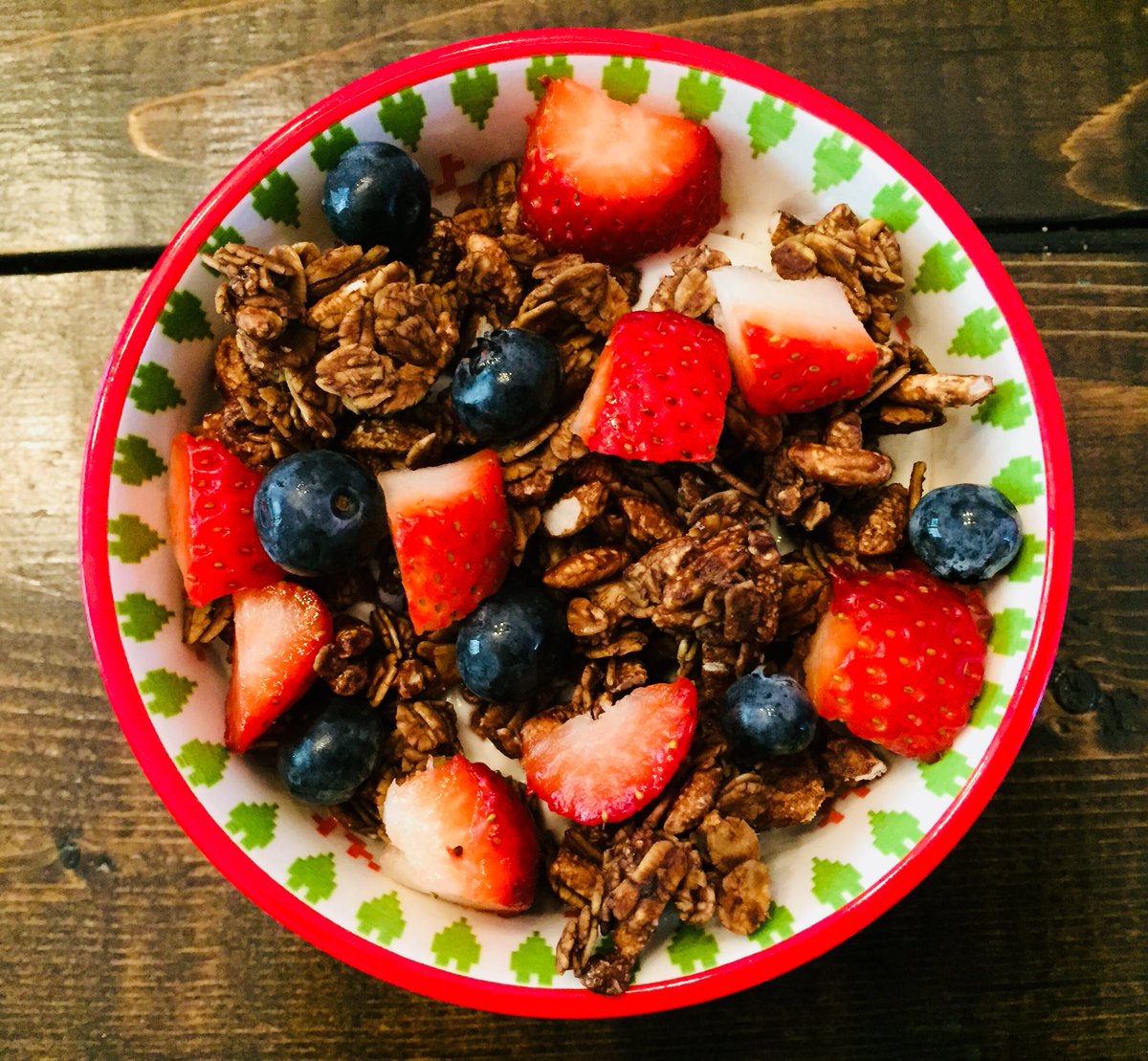 GlitterOnADime's tweet photo. Anyone else a fan of homemade granola? For Week 19 of #52WeeksofPinterest I tried a new Chocolate Granola Recipe! πππ
https://t.co/tdOzXmY4Zs #granola #granolarecipe #HealthyFood #breakfast #easyrecipes #chocolate https://t.co/2j0p0lD4Wy
