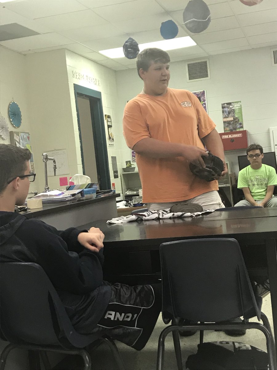 MissBentley_'s tweet photo. Dirt bike motors, pollution dioramas, bridge engineering, and the food chain! Day after day I am impressed with the creativity of my students! #welovescience https://t.co/tIS2GymQER