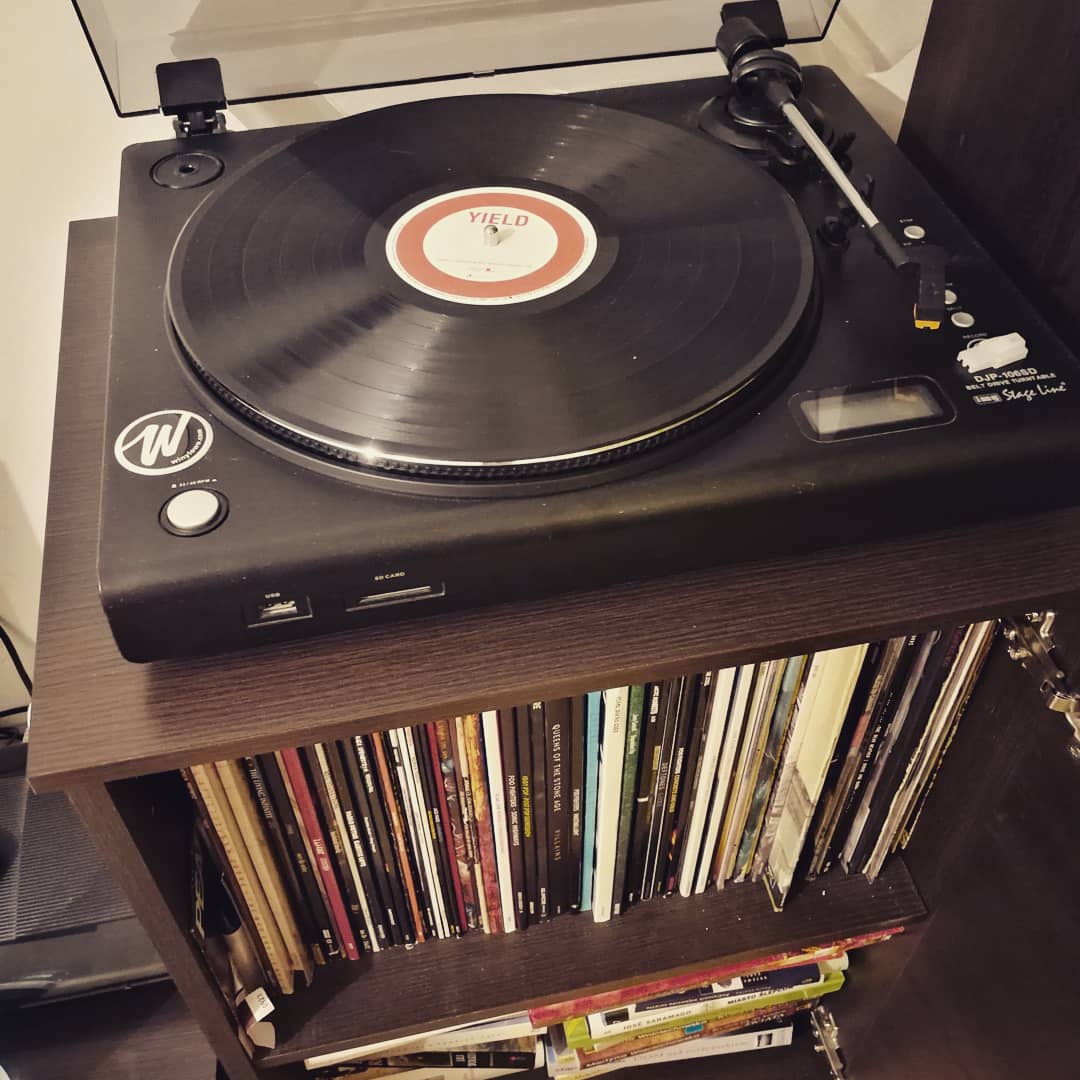 tomikudlaty17's tweet photo. Wieczór... spokój.. #Yield #PearlJam #kudłatesłuchanie #LPaddict @PearlJam https://t.co/xmes1zxe15