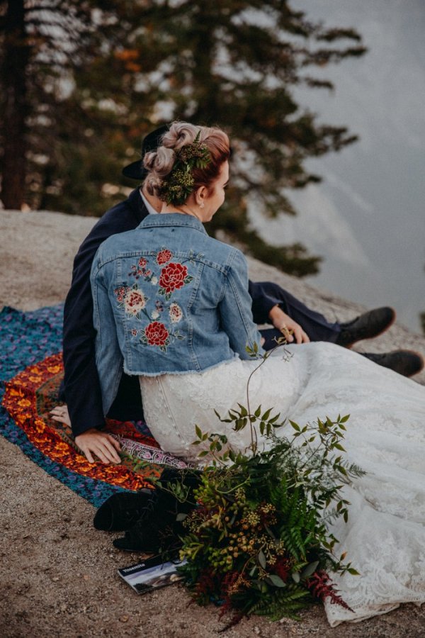 aislesociety's tweet photo. Don’t you adore this Yosemite Vow Renewal from @MtnsideBride captured by #RadRedCreative? https://t.co/gWi2ceCk2e https://t.co/GhXfOWktPX