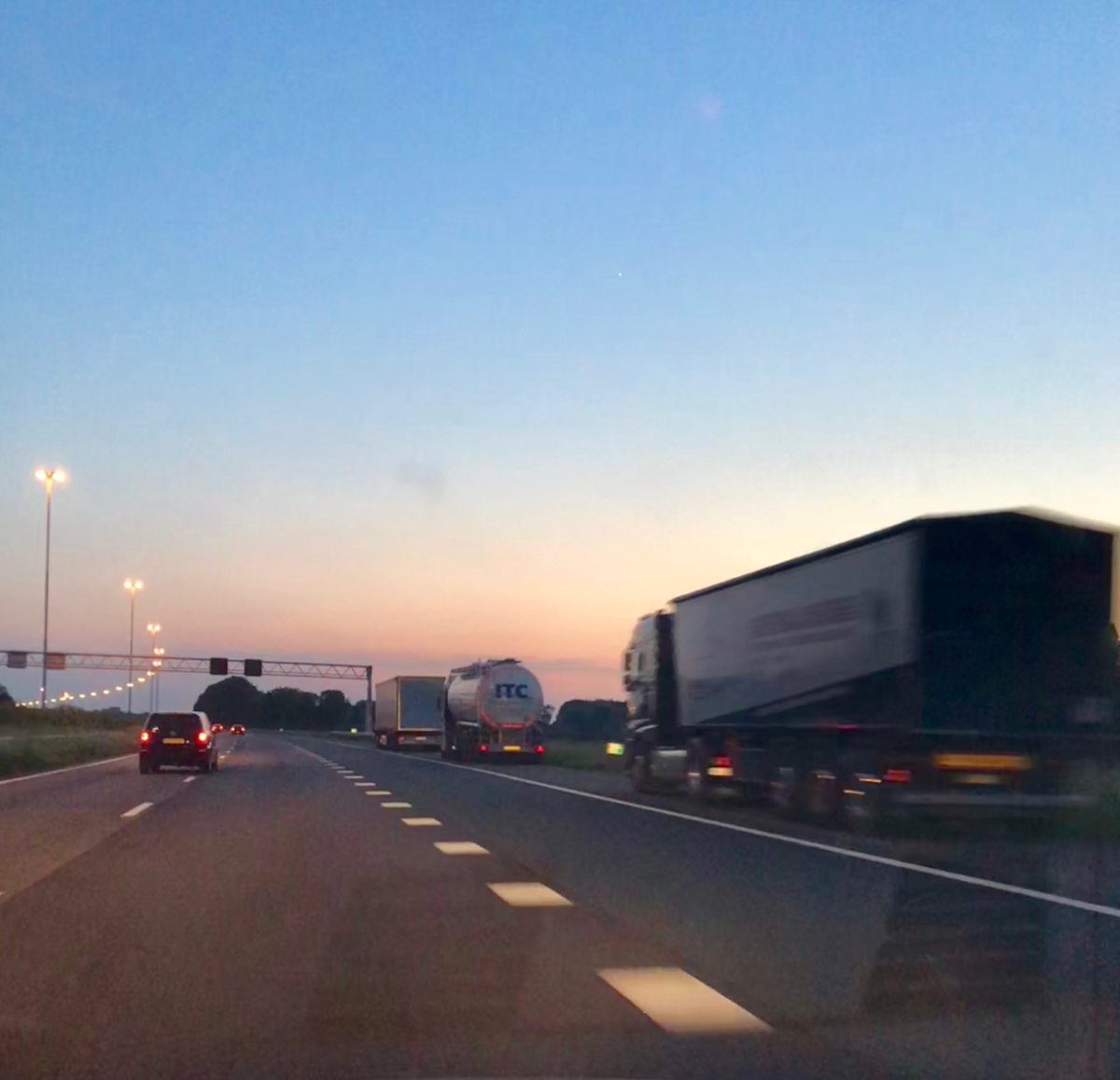 Bizar, alleen al tussen Tilburg en breda tel ik zo’n 15 vrachtwagens op de vluchtstrook van de A58. Samen met <a href="/CvNieuwenhuizen/">Cora van Nieuwenhuizen</a> <a href="/floorvermeulen/">Floor Vermeulen</a> en <a href="/HubertMackus/">Hubert Mackus</a> werken we aan een oplossing voor #zuidNL