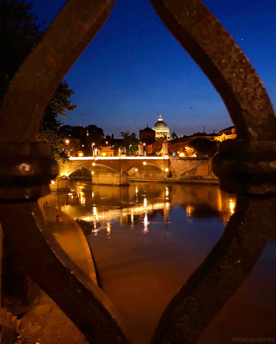 MarisaLukovich's tweet photo. Night falling over Rome🌙✨ Buonanotte #Roma #Rome #Italy #travel #splendoursofitaly #td #costsaver  #StPeters #Tiber #Romebynight https://t.co/RI4vfqKe3j