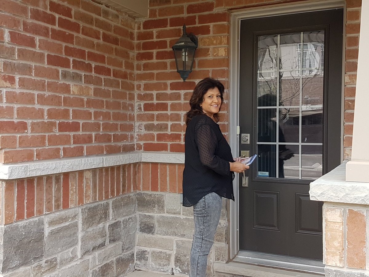 ninatangri's tweet photo. Beautiful day for door knocking.  I am turning  #Mississauga #Streetsville blue one house at a time. #OntarioBackOnTrack #ForThePeople https://t.co/6E9btVopUY