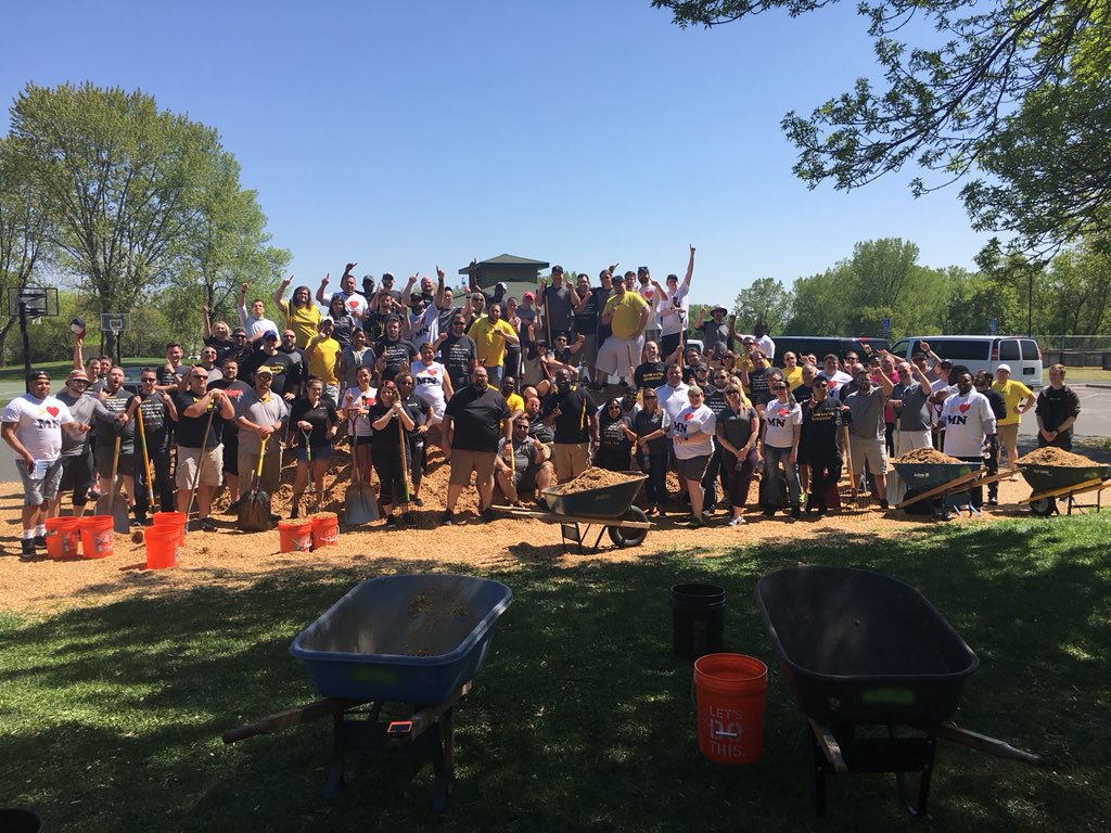 LangerSprint's tweet photo. Our #Sprint Great Plains Team giving back to the community- I am proud to call this team my own!  #SprintCares #DOT #Minnesota @tracySprint @DowDraper @jimmills22 https://t.co/igH2Z0WIxn