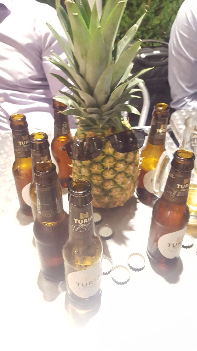 Berme_jo's tweet photo. La piña celebra el cierre de este gran curso!! Veremos donde acaba! #NextStopTurin  @SocialinnolabUV @opex_uv @team4replace @DeliveriaVlc @LasSurfers https://t.co/8lDObNAOvK