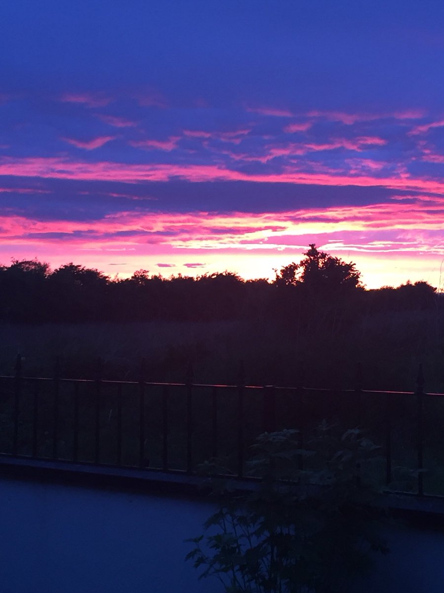 CarolODonoeg's tweet photo. Beautiful sunset over the Solway tonight #viewfrombackdoor https://t.co/VF2FDASZAM