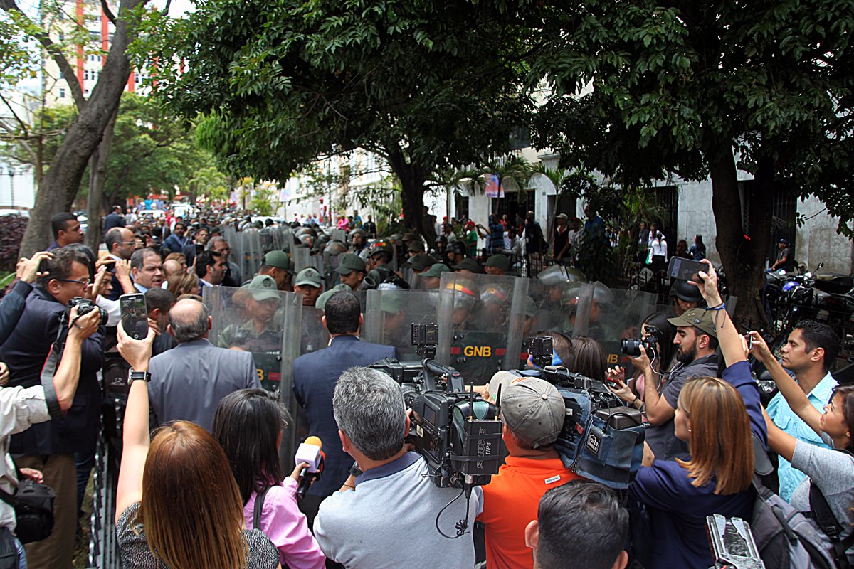 GNB impidió de forma violenta ingreso de los medios de comunicación al Palacio Legislativo. bit.ly/2rOOv2y