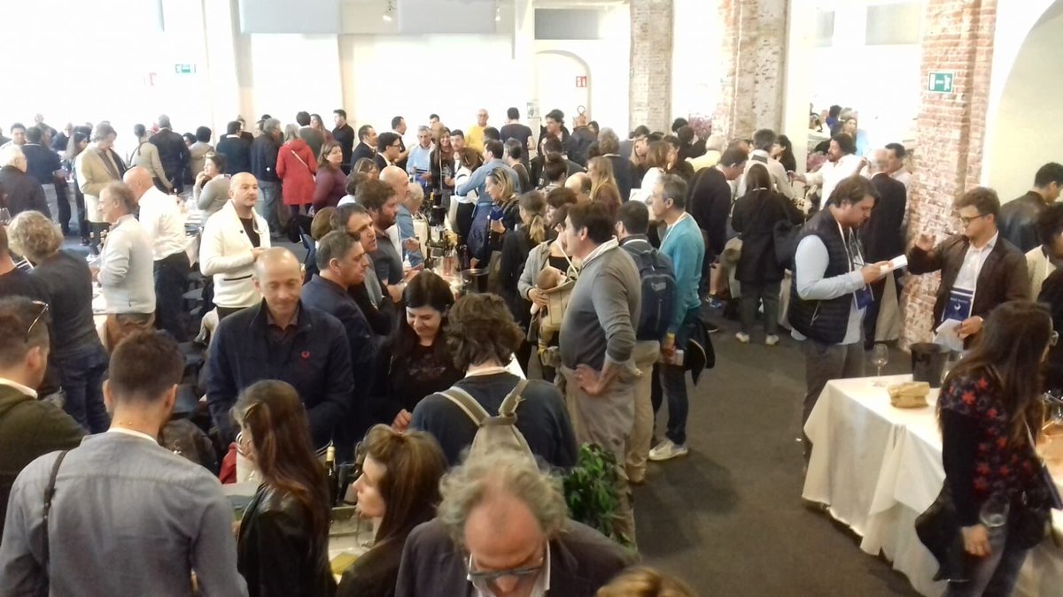 LiguriaWine's tweet photo. #MareMosto finisce qui, confermandosi l'evento più importante della viticoltura ligure. E sul finale premia una giovane sommelier. Leggete di più su #LiguriaWine (https://t.co/JxQpepbUbr) https://t.co/NSsV8PNCFT