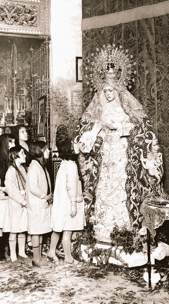 Recuerdo a José Gómez Ortega, Joselito "El Gallo", Rey de los toreros, 98 años después:

"Sé que si la sueño yo
es porque todos la sueñan,
como la soñó José
camino de Talavera"

 (J. Caro Romero)

 #Gallito #toros #Macarena