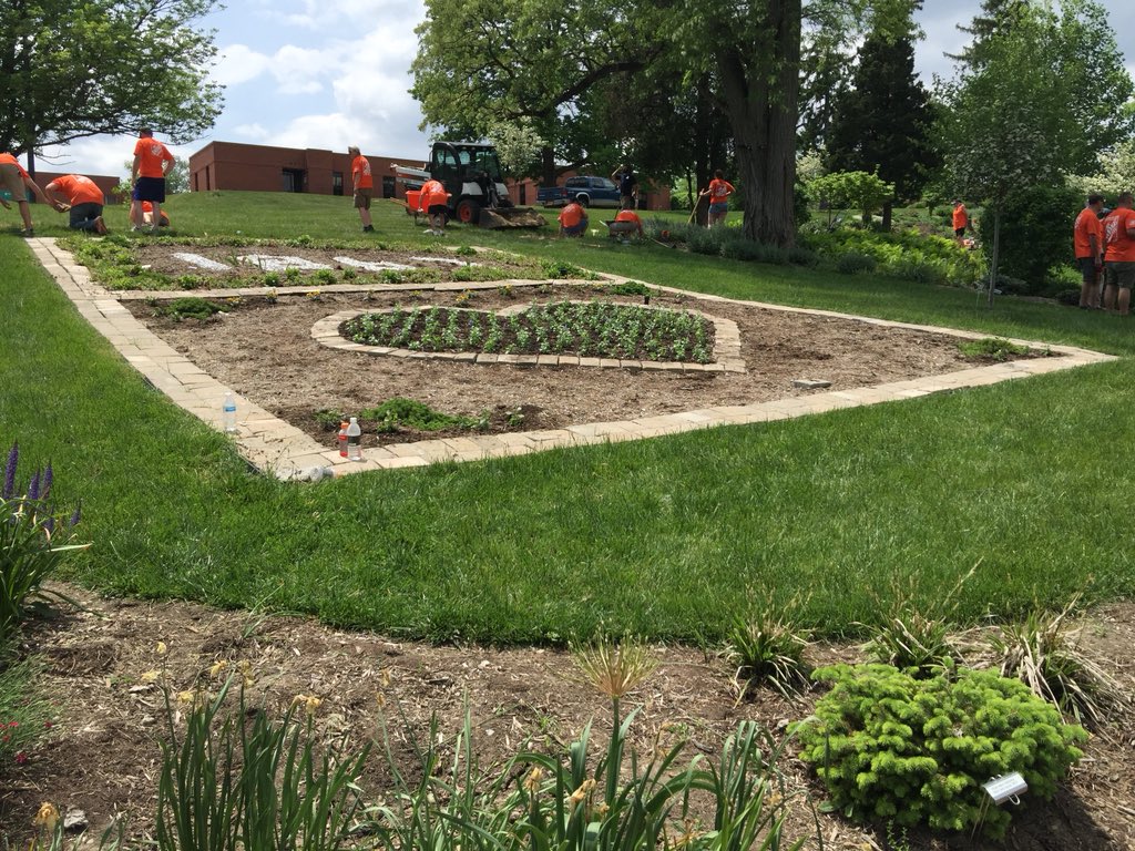 elaineTHD's tweet photo. #teamdepot killed it today!! Honoring our Vets with volunteer work at the Dayton VA 🇺🇸🧡 @DPelletier28 @THDSheilaOcull #orangeblooded #homedepot #honorourveterans https://t.co/WQ6Lik3Zvy