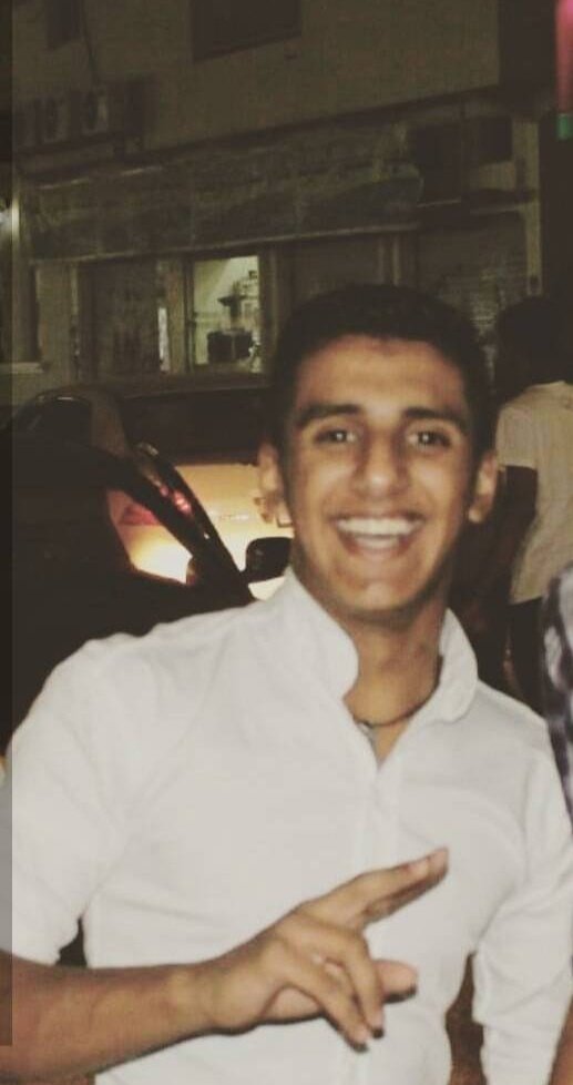 F58573145's tweet photo. #الشهيد_علي_فيصل  
يتميز بتلك الإبتسامة اللتي لا تفارقه و كسب من خلالها حب الجميع ومودتهم 
إبتسامتة المنيرة للمكان اللذي يتواجدفيه 
لو تفتش في كل الصور فهو يبتسم
حتى عند موته لم تفارقة تلك الإبتسامة وكانت على شفتاه
وكأني به سعيد بعد أن كشف عنه الله الغطاء ليريه منزلته في الجنة https://t.co/cKFP6ZHWiI