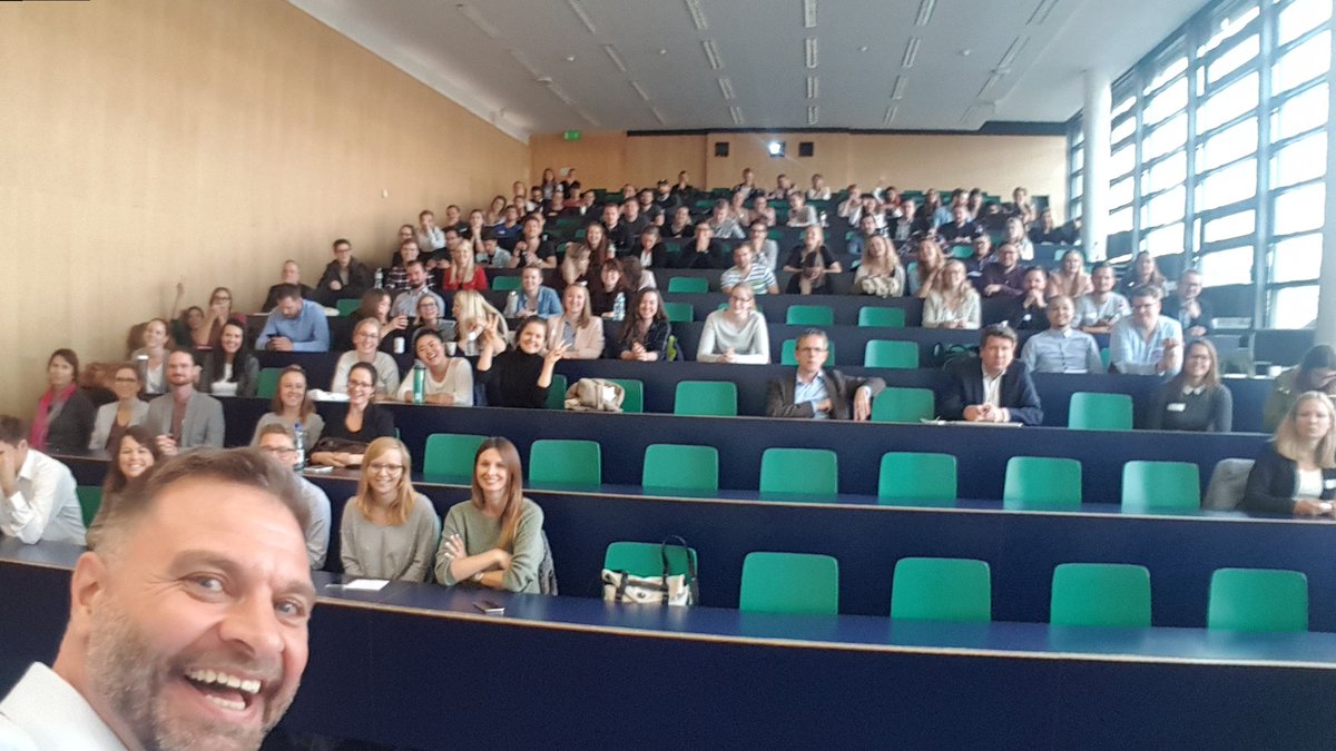OlafKunz's tweet photo. War ein tolles Publikum an der #diginect18. Und Workshops waren super - auch wenn @kevin_kuhn von @JaywalkerDigit bei seiner   Datenanalyse partout nicht rausrücken wollte, wie er auf Tinder punktet 😉 Danke, für die spannenden Insights. https://t.co/pXZ2etK7jS
