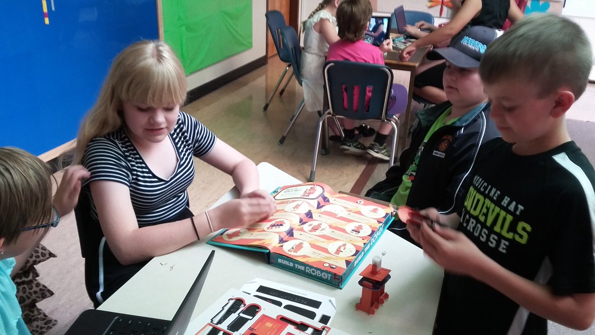 MrTschritter's tweet photo. Students in the @GeorgeDavShl Makerspace built Walk-Bot robots today! #sd76 #medhat #Makerspace #robotics #engineering #STEM #coding https://t.co/AZPpO9TRsA