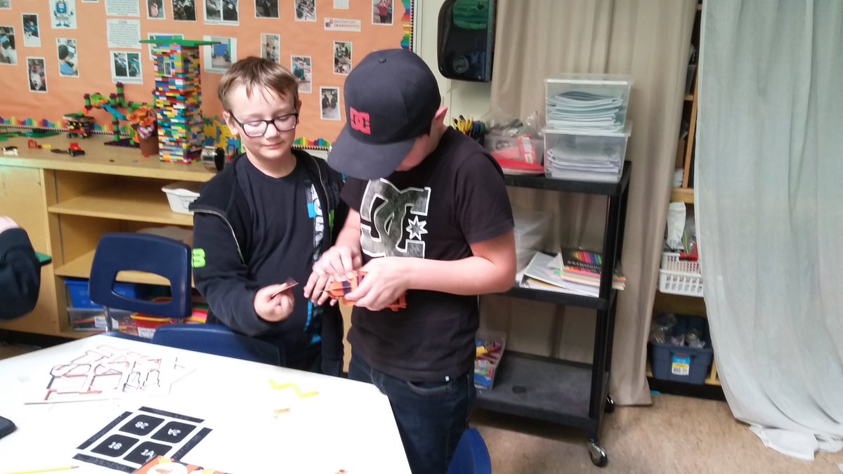 MrTschritter's tweet photo. Students in the @GeorgeDavShl Makerspace built Walk-Bot robots today! #sd76 #medhat #Makerspace #robotics #engineering #STEM #coding https://t.co/AZPpO9TRsA