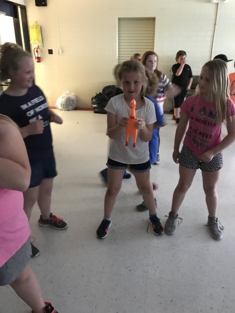 RBESMissSears's tweet photo. Dancing chicken! #redbudmrchicken #redbud132 https://t.co/dyhG0PunsO