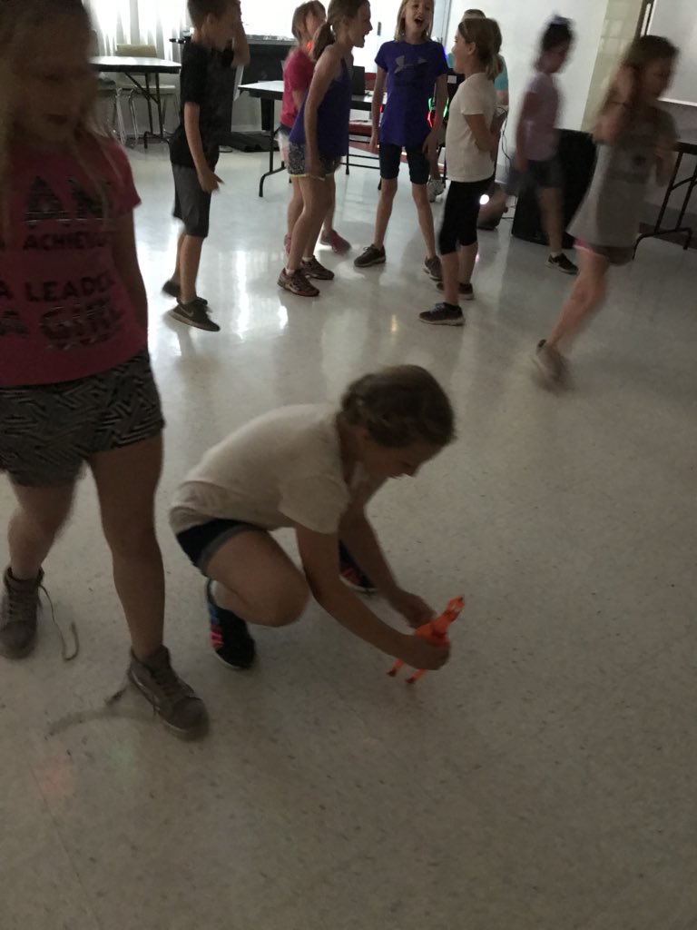 RBESMissSears's tweet photo. Dancing chicken! #redbudmrchicken #redbud132 https://t.co/dyhG0PunsO