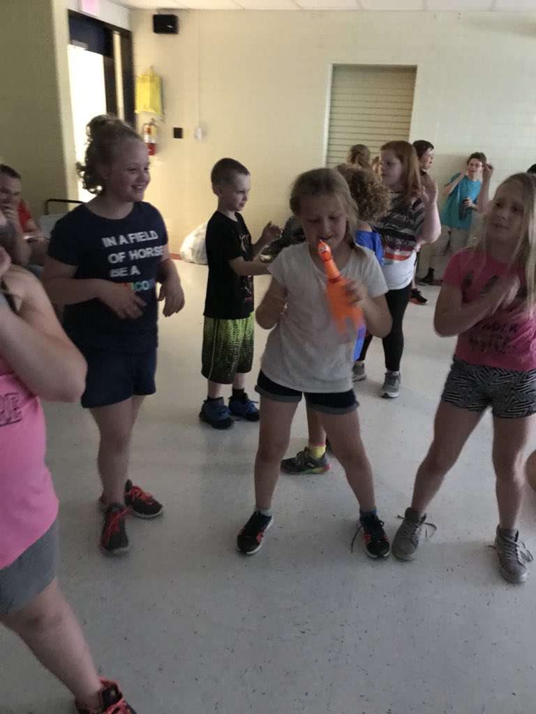 RBESMissSears's tweet photo. Dancing chicken! #redbudmrchicken #redbud132 https://t.co/dyhG0PunsO