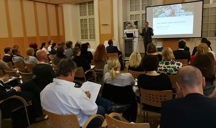 Andreas Treichl, Vorstand der Ersten Bank, bei der Eröffnungsrede vom #Spendentag heute - danke an alle fürs Kommen!