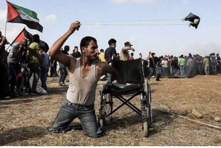 KANLI PAZARTESİ...İSRAİL KESKİN NİŞANCISINA KARŞI ELİNDE TAŞ ATAN SAPANIYLA 4 YIL ÖNCEKİ HAVA SALDIRISINDA AYAKLARINI KAYBEDEN FİLİSTİNLİ... KUDÜS 4 SENAVİ DİN İÇİN KUTSALDIR. İSRAİL İSE BU COĞRAFYA İÇİN LANETLENMİŞ BİR KABİLE GİBİ YOK OLUP GİTMESİ GEREKEN BİR OLUŞUMDUR...