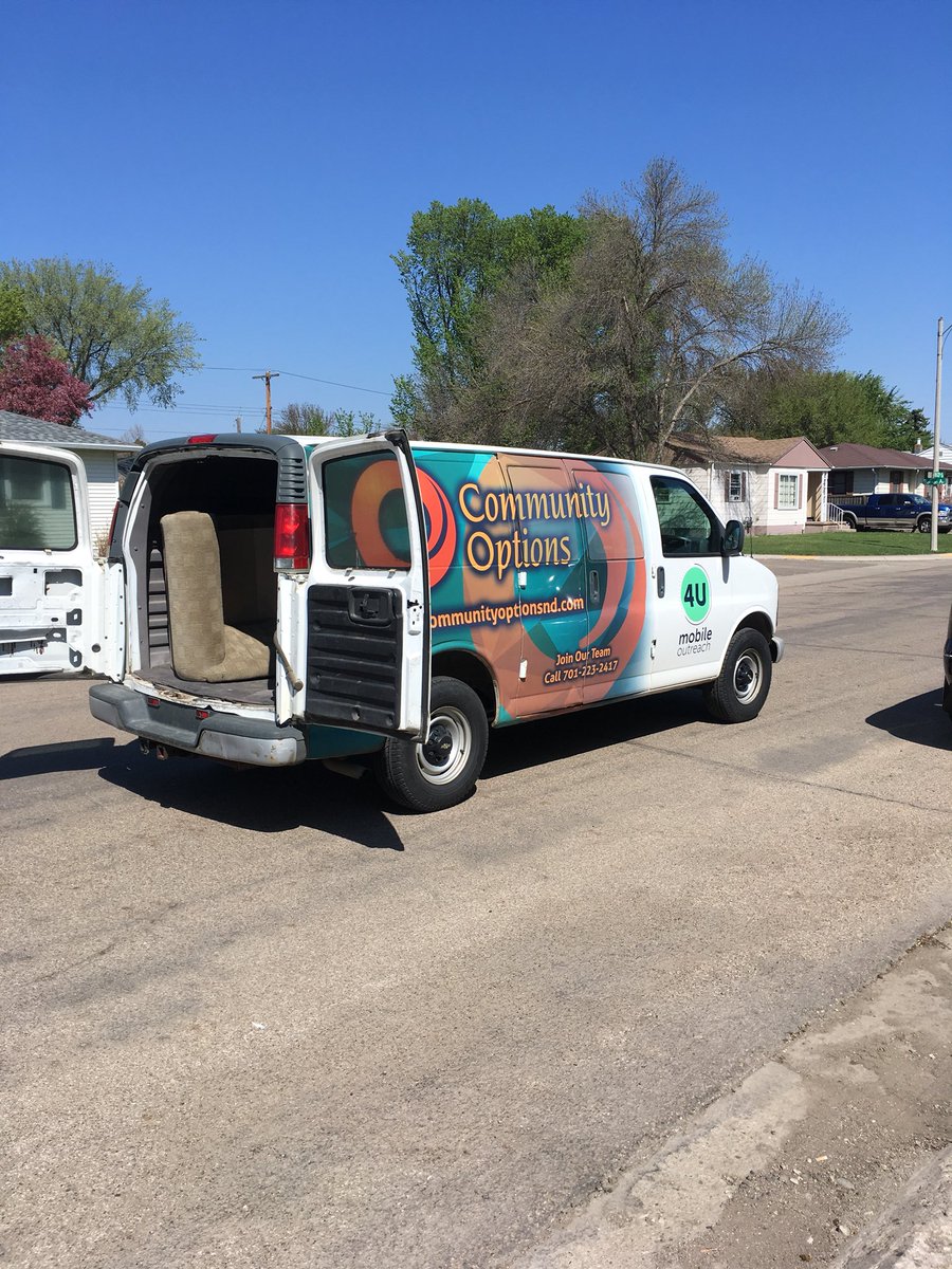 ComOptSam's tweet image. Out loading up couches for 4U mobile outreach! @ComOptND #alwaysadvocating #movingcrew#community