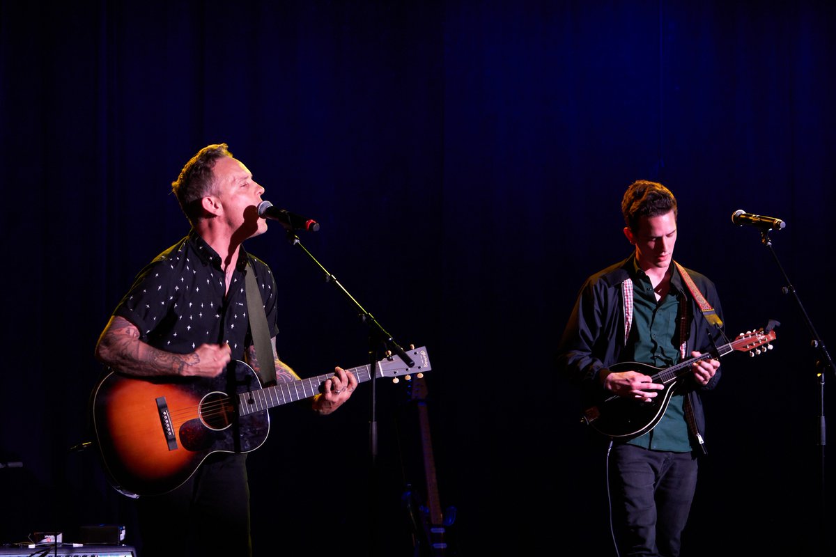 HDSA's tweet photo. PHOTOS: @hausedave performing w/ his brother @timBILLhause at #NightoftheMachine last week @lprnyc supporting @HDSA!
Thank you to our generous sponsors: @TevaUSA & @WaveLifeSci
Photos by @hoonsohnvisuals
#LetsTalkAboutHD #HDSAFamily #HDSA50 @WoodyGuthrie #HuntingtonsDisease https://t.co/i4MUs165sV