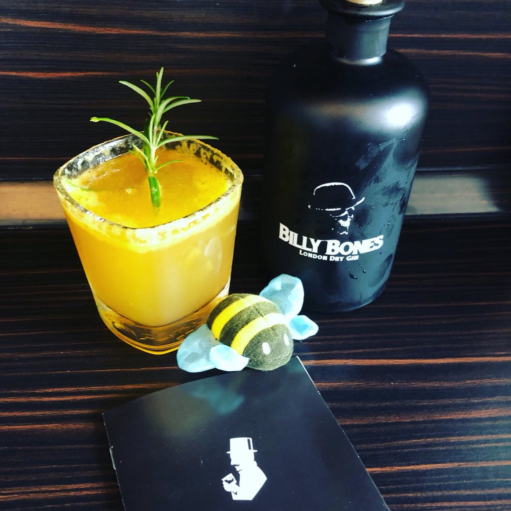 #Werbung ich hau mich dann mal weg aus Produkttest Zwecken 🤣. Mega lecker der Cocktail bonesland aus der Box von liquid director . Ich glaub das wird ein lustiger Abend 🍸. Übrigens, mit dem Code: gewinnbiene gibts 10 Prozent Rabatt auf die erste Box.
#gin #liquiddirector